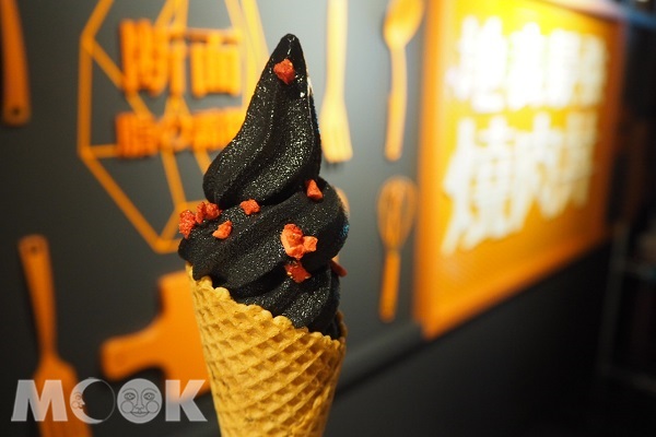 开N<推石锅拌饭现场DIY黑色竹炭巧克力拍照焦点