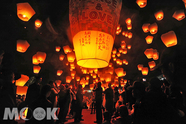 2016平溪天灯节八TN主灯暖身登场