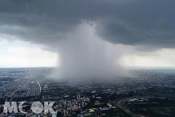天空破大洞！台南出现惊人雨瀑奇景