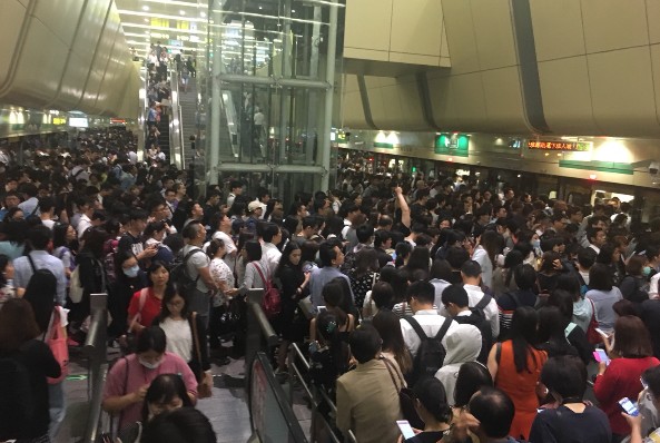 四点下班挤爆捷运站惊人景象台风假奇景