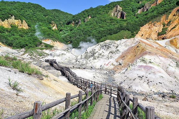 走进与神同行电影场景北海道地狱谷惊奇步道