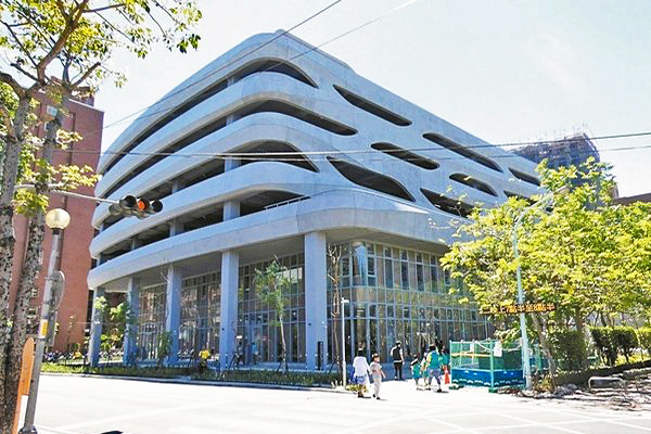 纯白绿建筑打卡新景点！新北首座全自助图书馆