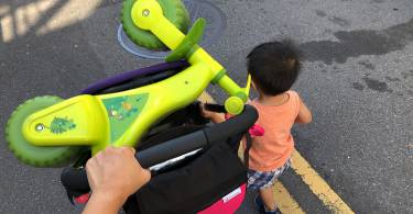 妈妈一打二出门有秘诀，开心带小孩不暴走！