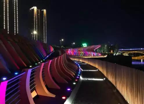 震撼世界！刷爆朋友圈的自贡夜景！美炸了~