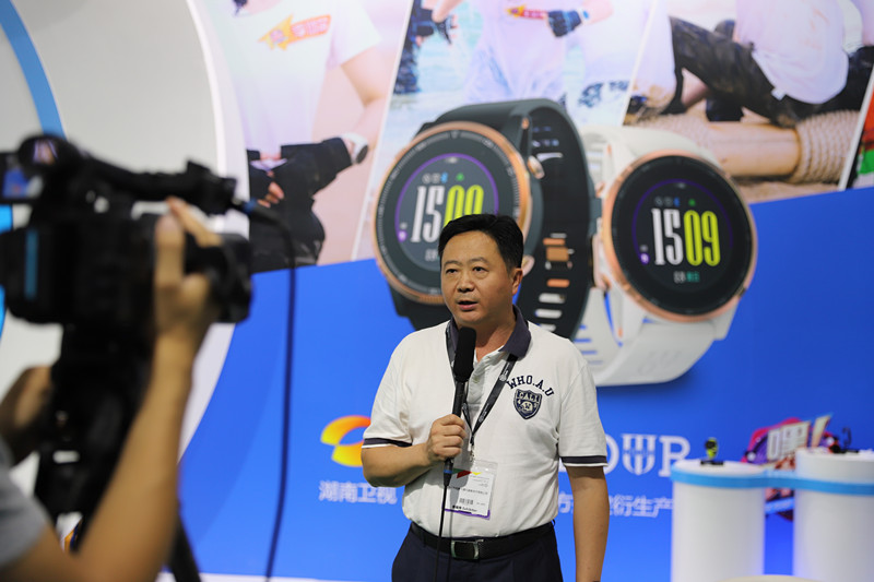 军工户外智能手表点亮ISPO上海展-军拓刘总专访