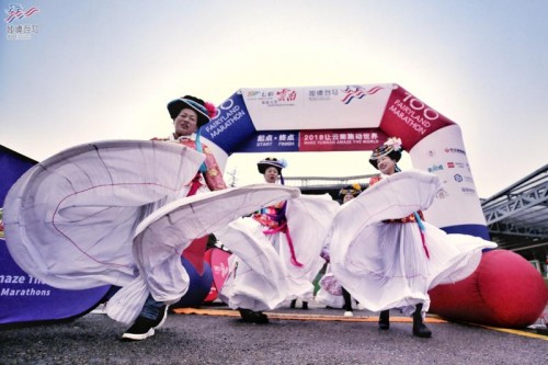 “百马王子”探秘女儿国，秘境百马泸沽湖上演女神马拉松