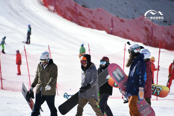 巅峰对决，银河滑雪场迎来第三届中国大众滑雪技术大奖赛总决赛 ...