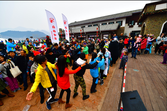 劲歌热舞开启南山春雪滑雪狂欢季