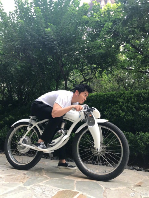 李晨：“户外绿色出行，走溜一圈”