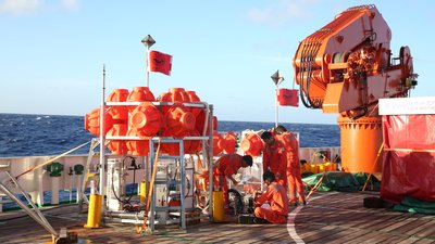 “彩虹鱼”深渊探测器成功探秘万米深渊 海洋探秘进入新时代 ...