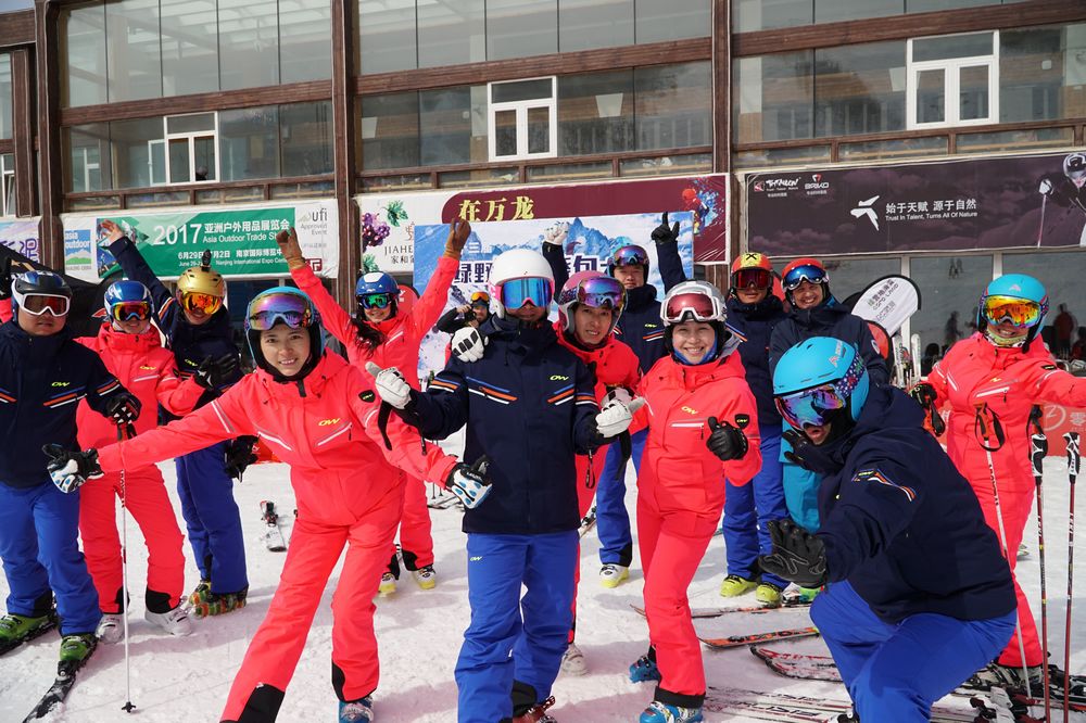 纯洁的冰雪激情的约会 绿野滑雪烧包大会圆满落幕