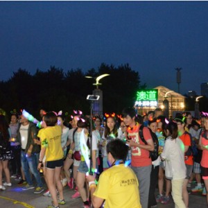 澳道携手游侠客荧光夜跑 用激情闪耀全城