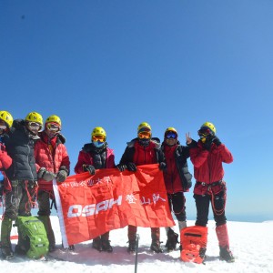 中国农业大学峰云社OSAH登山队成功登顶海拔6168米雀儿山主峰