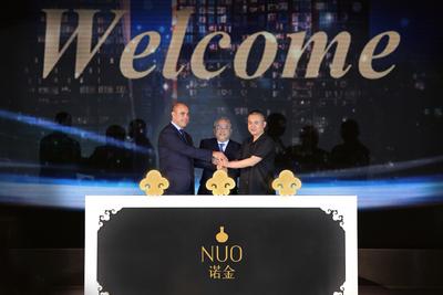 首旅集团董事长段强（中）携手凯宾斯基全球CEO Alejandro Bernabe 及