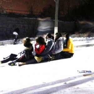 大连工大校园坡道变“滑雪场”学生自制滑雪板