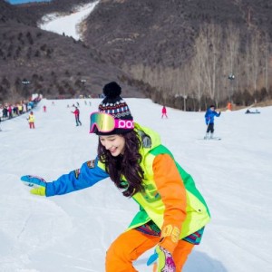 张俪新年后首露面 与友人滑雪展笑容