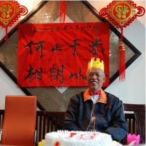 318川藏线骑行：台铃电动车为78岁老骑士庆生