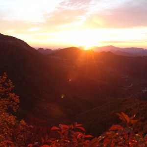 白草畔红叶醉人 登山节开门迎客