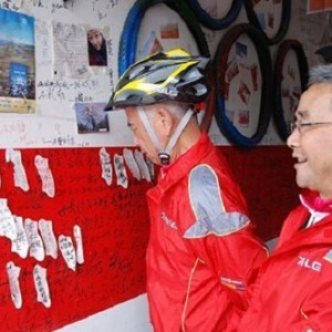 台铃电动车“追梦骑士”风雨中征服折多山
