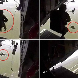 伞兵跳伞被绳索挂飞机上 数百米高空荡秋千