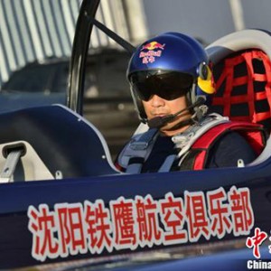 中国特技飞行第一人：父亲用玉米杆做模型