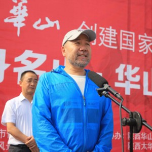 国家登山队队长王勇峰率上千群众登顶华山