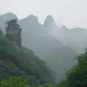 夏日戏水天堂：十渡乐谷银滩峡谷漂流，东湖港上荡竹筏