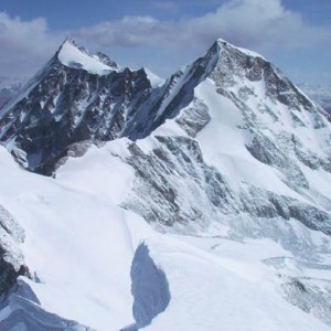 23名大学生登顶雪山启孜峰 攀登海拔6206米高度
