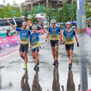 武隆户外赛排位战雨中揭幕 红牛队零失误杀进三甲