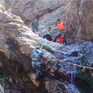 20余人登山一驴友失联 多部门搜救发现尸体