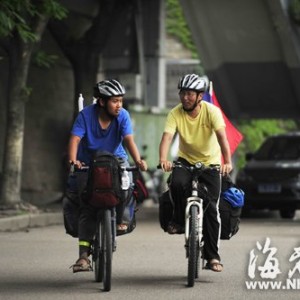 老爸请假半年带儿骑行中国 让儿体会人生艰辛