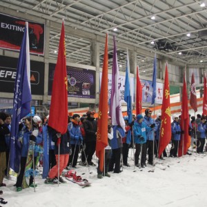 “首都高校大学生高山滑雪追逐赛”在北京乔波室内滑雪馆举行 ... ...