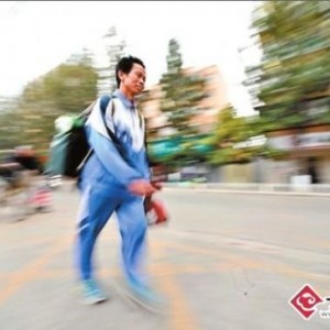 54岁奇人从湖南跑到昆明 30年跑烂400双鞋