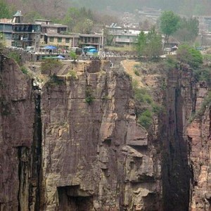 揭秘世界上最危险的村庄 四面都是悬崖峭壁