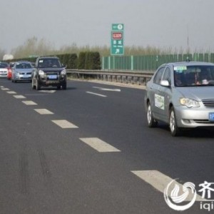聊城现最强自驾车队 60辆车编号而行7公里