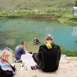 潜水爱好者欲破洞潜纪录 水下探险时遇难