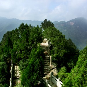 清明节登临石膏山 踏青祈福绝佳之选