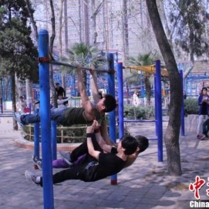 郑州小伙街头极限健身 强悍另类吸引眼球