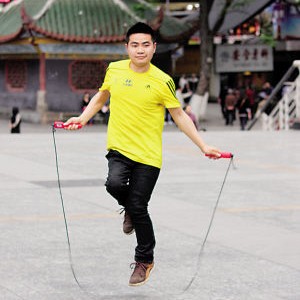 重庆小儿麻痹症小伙单腿蹦完马拉松感动网友