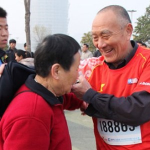 古稀夫妻连续7年挑战马拉松将首战10公里