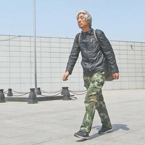 辽"徒步第一人"靠喝尿穿越沙漠 15年没回家