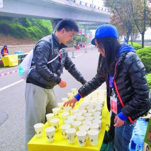 重马裁判负责倒水捡垃圾 摆放水杯有学问