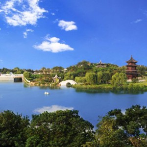 春晚明星“小彩旗”转进泰州凤城河桃花节