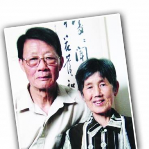 79岁老人携亡妻照走明城墙践行未完之约