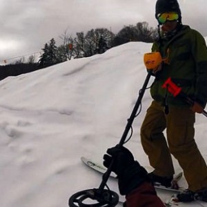 美国男子借金属探测仪至雪场搜索找回手机