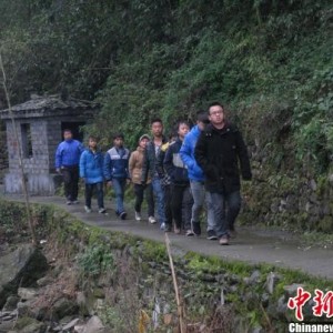 攀绳索上学路已封 学生放寒假被护送返家