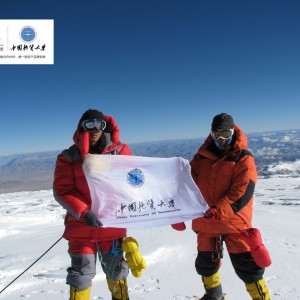 CAMEL骆驼力助地大登山队登顶非洲之巅