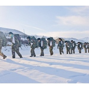 武警新疆总队万名新兵冒雪徒步拉练7昼夜