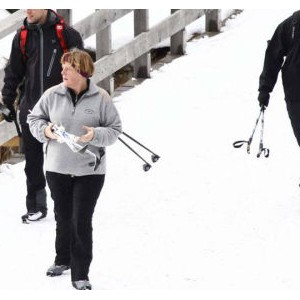 车王受伤缘于救女孩 雪道滑行20米被绊倒