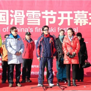 南京一老人受雾霾影响登山被困悬崖